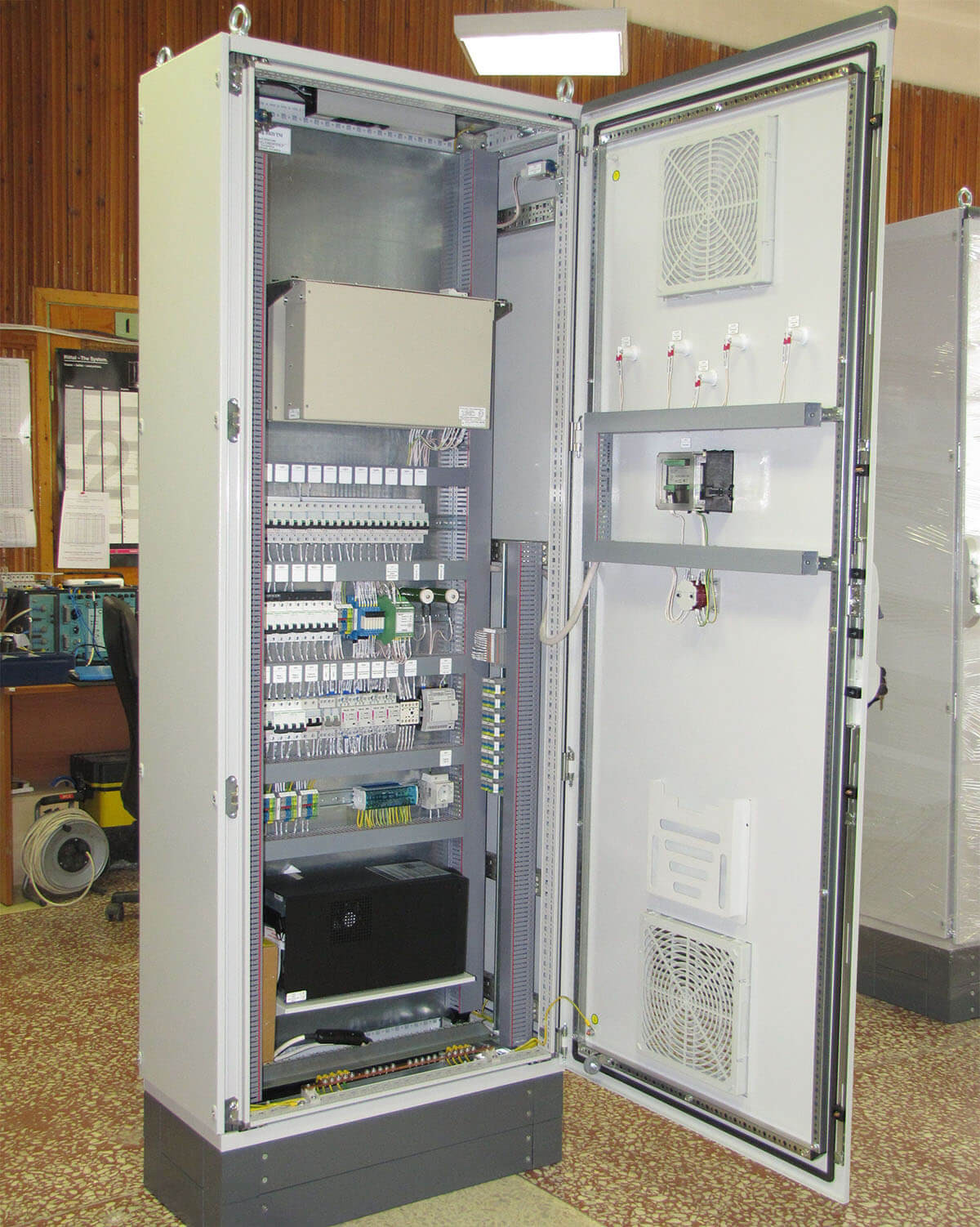 Монтажный шкаф с системой микроклимата
